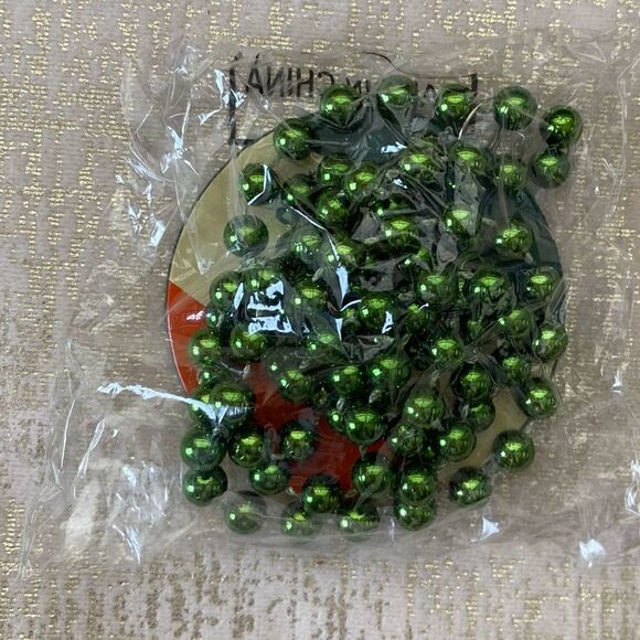 Bundle of Green St Patrick Day Items: Necklaces, Pins, Ribbon & Barrettes. 🍀 - Picture 7 of 13